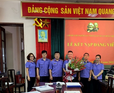 Chi bộ Viện KSND quận Hoàn Kiếm tổ chức Lễ kết nạp Đảng viên mới